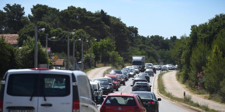 U prometnoj nesreći kod skretanja za Petrčane, lakše su ozlijeđene dvije osobe: 67-godišnji Zadranin pijan izazvao nesreću…