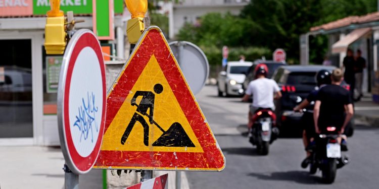 Slobodna Dalmacija – Policija uhitila Trogiranina koji je skoro izazvao prometnu nesreću. A tek kad vidite što su našli kod vozača mopeda…