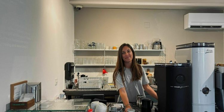 Slobodna Dalmacija – Marija godinama u Hvaru kuha i po petsto specialty kava dnevno; ‘Jeftinija je nego u bilo kojoj europskoj metropoli’