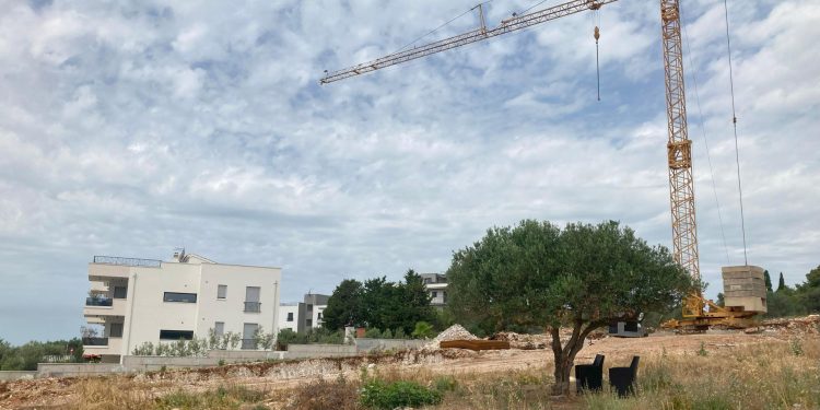 Slobodna Dalmacija – Inspekcija nakon našeg teksta zabranila radove na bespravnoj zgradi na Čiovu! Ilegalna gradnja slučajno se otkrila…