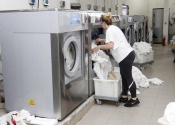 Slobodna Dalmacija – Svaki dan rade na 160 stupnjeva i ne bune se: ‘Nije mi teško. Cure su ovdje baš super, doma mi je dosadno…’