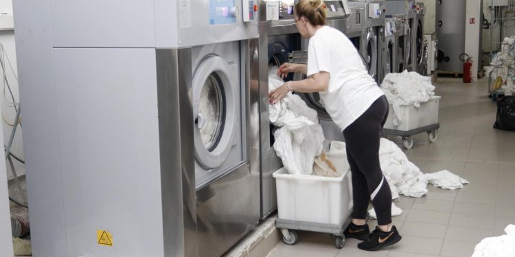 Slobodna Dalmacija – Svaki dan rade na 160 stupnjeva i ne bune se: ‘Nije mi teško. Cure su ovdje baš super, doma mi je dosadno…’