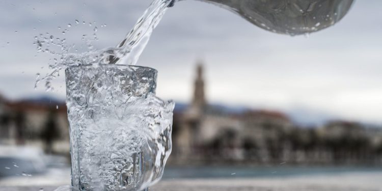 Ljudi pazite: U običnoj i mineralnoj vodi pijemo TFA pesticide! U nas ih ne kontroliraju pa mislimo da ih nema