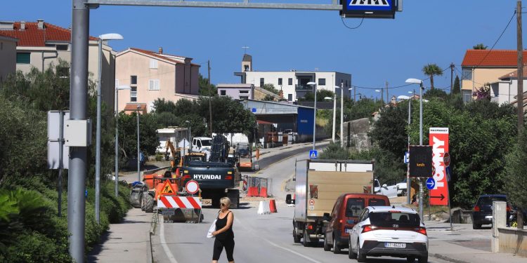 Slobodna Dalmacija – Dobar dio Solina i Podstrane u ponedjeljak ostaju bez vode, ali u pomoć stižu cisterne. Iz ‘Vodovoda’ mole potrošače…