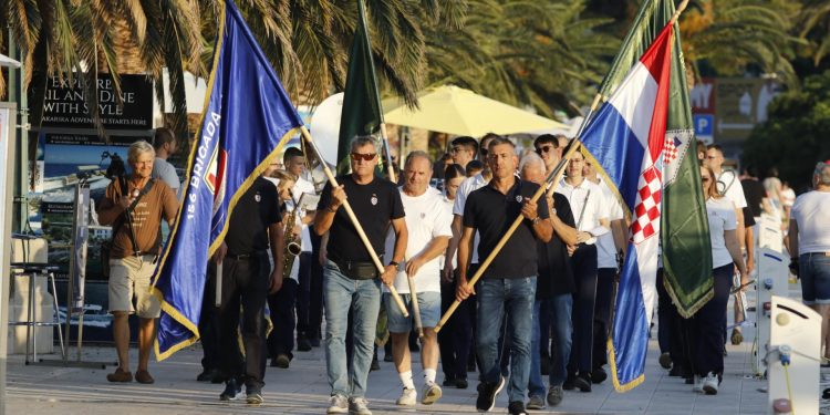 Slobodna Dalmacija – Udruga 156. brigade ugostila branitelje hodače i obilježila 32. godišnjicu Taktičke grupe: ‘Osmorica pala za Domovinu’