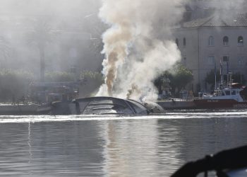 Slobodna Dalmacija – Jahtu u Makarskoj nikako nisu mogli ugasiti, vatrogasci su pozvali bager da je ‘probuši’. Iznajmljivala se za 100.000 €!
