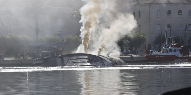 Slobodna Dalmacija – Jahtu u Makarskoj nikako nisu mogli ugasiti, vatrogasci su pozvali bager da je ‘probuši’. Iznajmljivala se za 100.000 €!