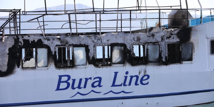 Slobodna Dalmacija – Utvrđen uzrok vatrene buktinje na brodu na Čiovu: policija je obavila očevid u rekordnom roku i pronašla početnu točku