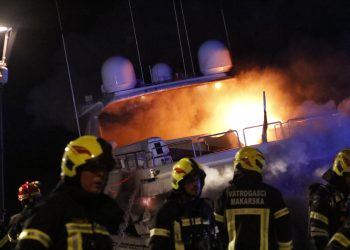 Slobodna Dalmacija – U Makarskoj izgorjela jahta poduzetnika iz Širokog Brijega; lupanjem o brod građani probudili tročlanu posadu…