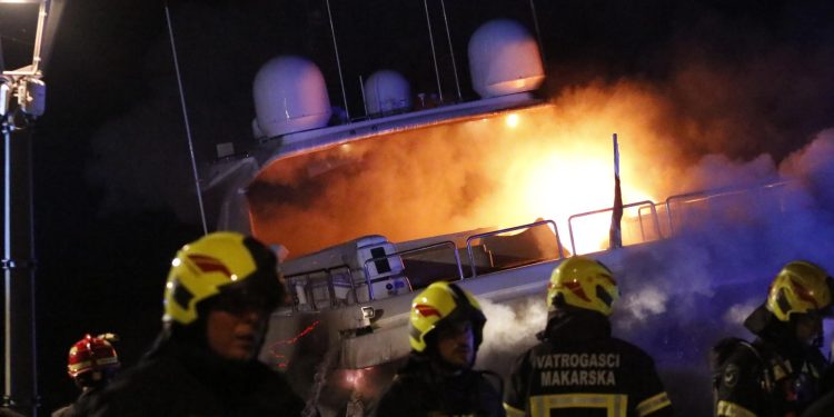 Slobodna Dalmacija – U Makarskoj izgorjela jahta poduzetnika iz Širokog Brijega; lupanjem o brod građani probudili tročlanu posadu…