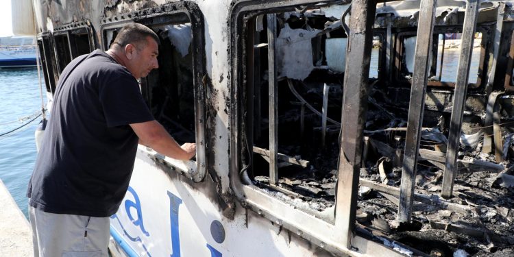 Slobodna Dalmacija – Pogledajte što je ostalo od broda koji je gorio na Čiovu! Šokirani vlasnik sumnja: ‘Dogodila se konkurencija..’
