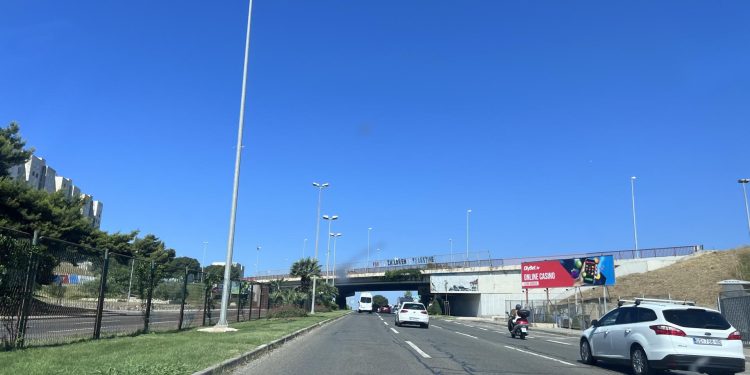 Slobodna Dalmacija – Na ulazu u Split osvanuo transparent koji šalje jasnu poruku turistima i domaćima. Pokušali su ga uništiti…