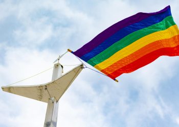 Slobodna Dalmacija – Na Matejušci se zavijorila zastava duginih boja u prisustvu policije i zaštitara: ‘Naša sigurnost je klimava…’