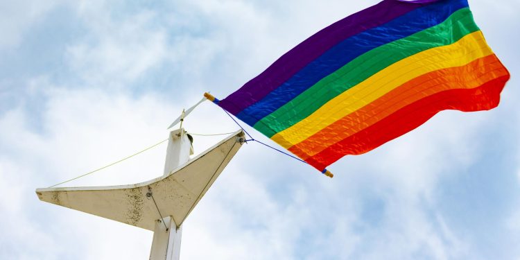 Slobodna Dalmacija – Na Matejušci se zavijorila zastava duginih boja u prisustvu policije i zaštitara: ‘Naša sigurnost je klimava…’