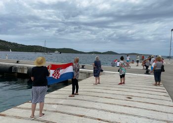 Slobodna Dalmacija – Zašto su Kaprijani digli bunu, zašto ne dopuštaju trajektu da pristane na novom pristaništu? Donosimo pozadinu priče