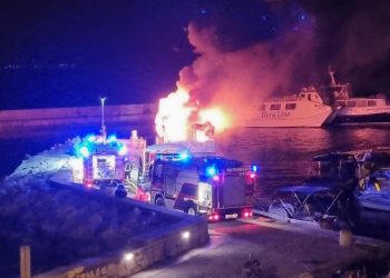 Slobodna Dalmacija – VIDEO Pogledajte dramatične prizore gorućeg putničkog broda u Slatinama! U gluho doba noći suklja gusti dim…