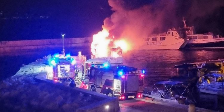 Slobodna Dalmacija – VIDEO Pogledajte dramatične prizore gorućeg putničkog broda u Slatinama! U gluho doba noći suklja gusti dim…