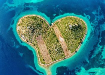 Britanski Mirror raspisao se o otoku u Pašmanskom kanalu koji se prodavao za 13 milijuna eura, a svjetske zvijezde ga obožavaju