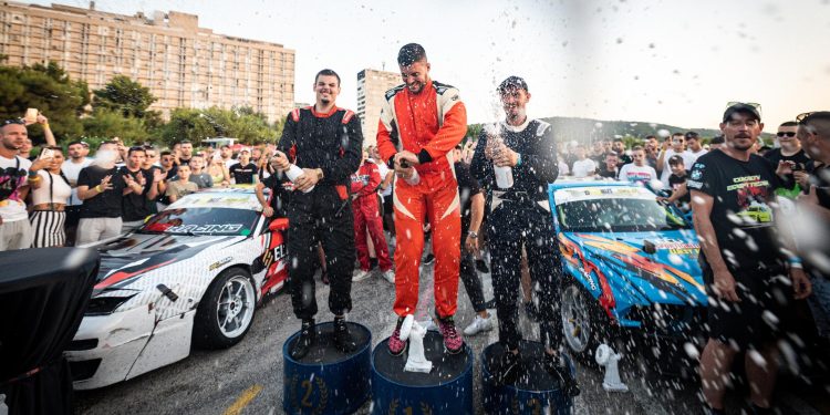 Slobodna Dalmacija – Pobjednik driftanja u Splitu je Srbin Nikola Ilić; sa svojim Nissanom potukao je vojsku BMW-a: ‘Dat će Bog jednom…’