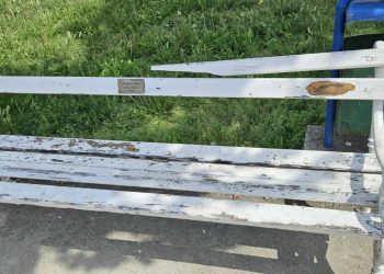 Smetnje na vezama: Klupe u Zatonu polomljene i oljuštene dočekale turističku sezonu