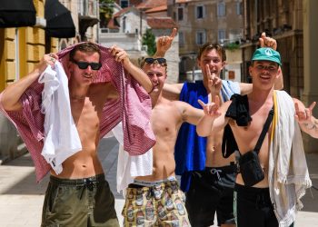 Slobodna Dalmacija – Priprema se akcija za spas Splita. ‘Gosti noću s balkona huču kao sove, reže i laju kao psi, dosta je bolesnog turizma’