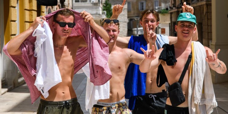 Slobodna Dalmacija – Priprema se akcija za spas Splita. ‘Gosti noću s balkona huču kao sove, reže i laju kao psi, dosta je bolesnog turizma’