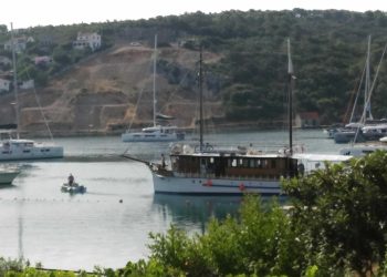 Slobodna Dalmacija – Kakva bahatost!? Usidrili brod nad Dioklecijanovim ribnjakom i otvorili