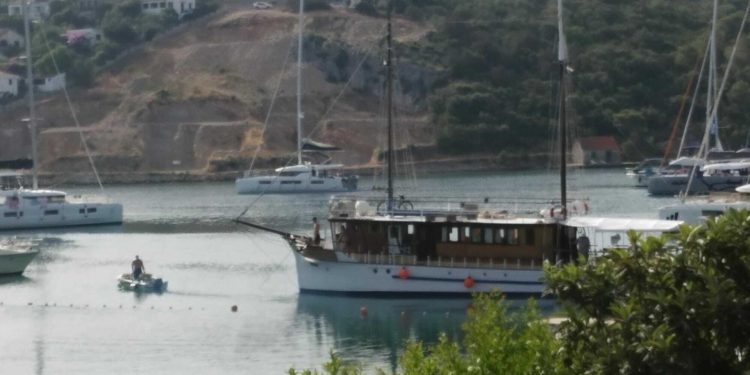 Slobodna Dalmacija – Kakva bahatost!? Usidrili brod nad Dioklecijanovim ribnjakom i otvorili