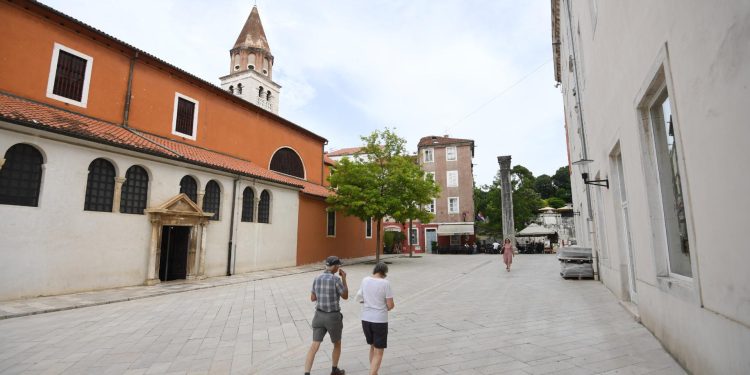 Hoće li Grad odobriti zakup javne površine na Poljani Šime Budinića? Vlasnik na 75 kvadrata želi postaviti terasu nove kavane…