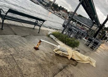 Nevrijeme jutros poharalo Lopud, padale su persijane, grane, suncobrani…