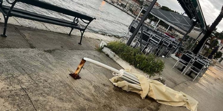 Nevrijeme jutros poharalo Lopud, padale su persijane, grane, suncobrani…