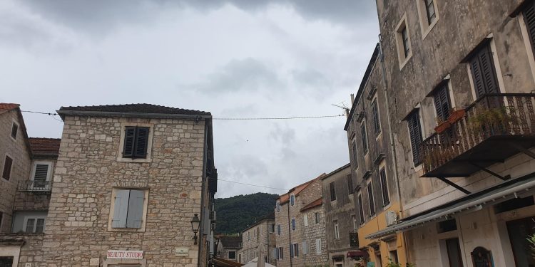 Slobodna Dalmacija – Slovenac na Hvaru odriješio kesu za apartman, ali onda ga je jedna stvar dotukla: ‘Sve je poskupilo, neću to raditi’