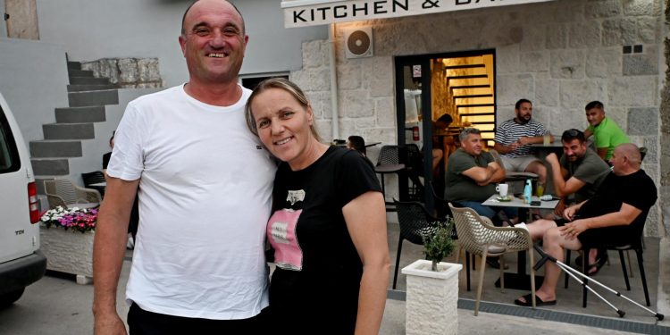 Slobodna Dalmacija – Kako je jedan obični ‘brzogrizni’ lokal postao okupljalište poljičke mladosti? Nema odgovora osim: Ča je život vengo…