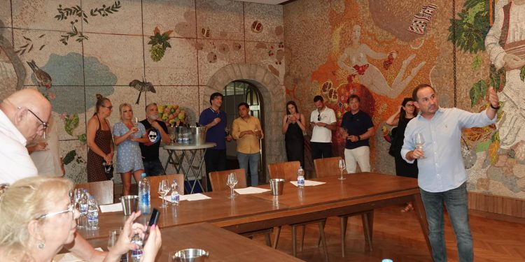 Slobodna Dalmacija – U kultnom prostoru propale imotske tvornice okupila se vrhunska ekipa, ujedinila ih je dobra kapljica: ‘To je budućnost’