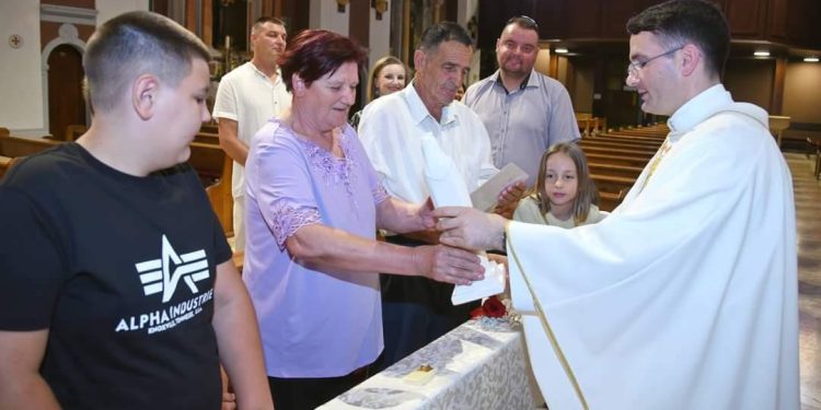 Slobodna Dalmacija – Velika fešta u Gornjim Glavicama: bračni par Poljak proslavio 50 godina braka; njima u čast održana i misa…