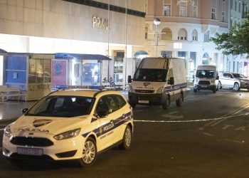 Slobodna Dalmacija – Drama ispred noćnog kluba u Splitu: komadi stakla zasuli mlade, ozlijeđene čak 24 osobe! Policija otkrila uzrok nesreće