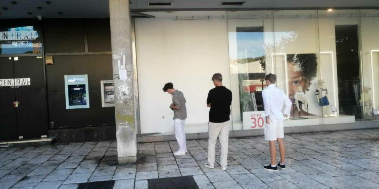 Slobodna Dalmacija – Iz KBC-a doznajemo da su ispred ‘Centrala’ stradali redom mladi Šveđani i Nijemci: ‘Teže je ozlijeđena 16-godišnjakinja’