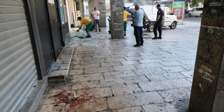 Slobodna Dalmacija – Kaos ispred Centrala bio je početak: noćas se na Voćnom trgu potuklo čak 18 mladih stranaca!? Doznajemo detalje sukoba