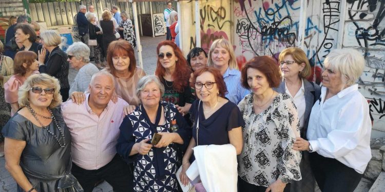 Slobodna Dalmacija – Učenici poznate splitske gimnazije proslavili 50. godišnjicu mature. Bilo im je toliko dobro da je nastala i nova pjesma