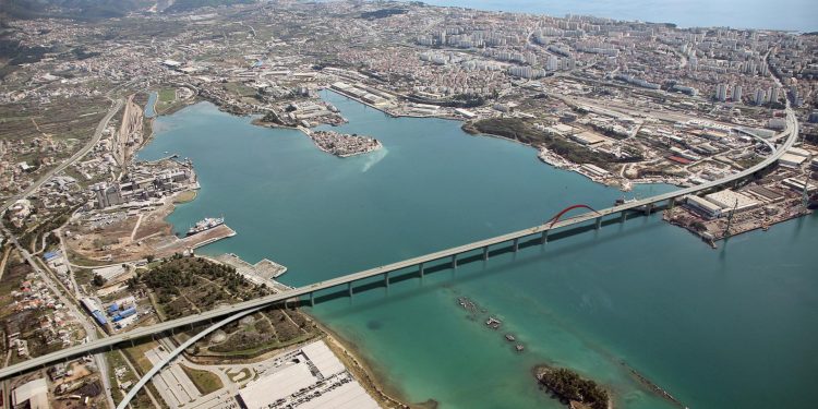 Slobodna Dalmacija – Projekt mosta preko Kaštelanskog zaljeva podijelio velike tvrtke: ‘A što fali tunelu! Gdje su analize svih opcija?’