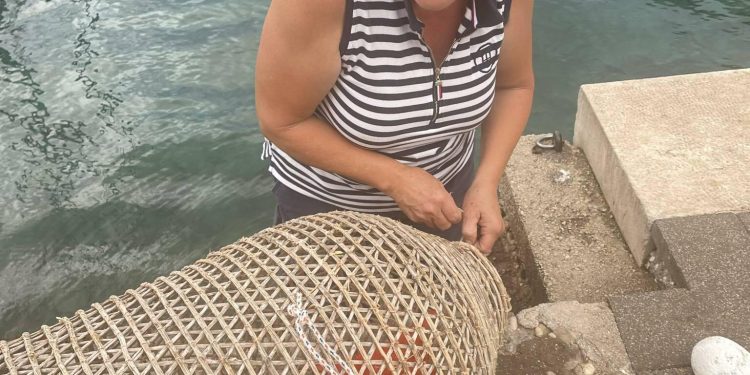 Slobodna Dalmacija – Ane Mljećka o mljetskim ‘pletenim zvonima’: ‘Za dobru vršu treba 400 prutova, a za uništit tradiciju samo par zakona’