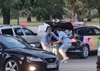 Slobodna Dalmacija – Pogledajte snimku incidenta na splitskom aerodromu: pobješnjeli taksist vuče turista po cesti, ovaj zapomaže…
