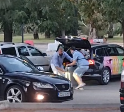 Slobodna Dalmacija – Pogledajte snimku incidenta na splitskom aerodromu: pobješnjeli taksist vuče turista po cesti, ovaj zapomaže…