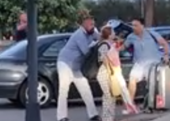 Slobodna Dalmacija – Javio se taksist koji se sukobio s turistom na splitskom aerodromu: ‘Prolili su mi sok po autu, tražio sam da plate…’