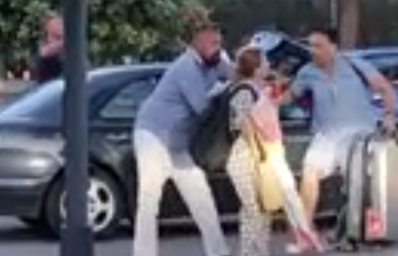 Slobodna Dalmacija – Javio se taksist koji se sukobio s turistom na splitskom aerodromu: ‘Prolili su mi sok po autu, tražio sam da plate…’