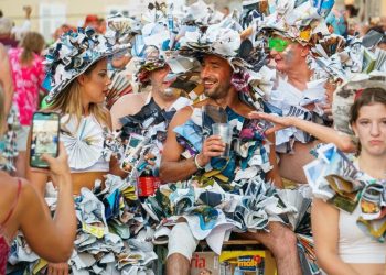 Slobodna Dalmacija – Ovoga nema nigdje na svijetu; otkačeni Korčulani pod maskama slavili Po’ nove, stranci molili da ih prime u povorku…