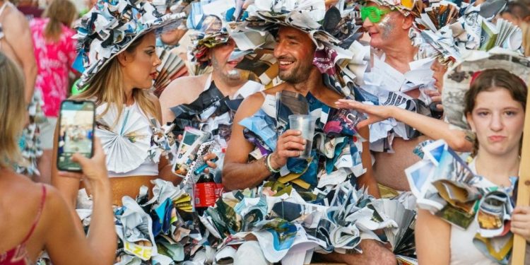 Slobodna Dalmacija – Ovoga nema nigdje na svijetu; otkačeni Korčulani pod maskama slavili Po’ nove, stranci molili da ih prime u povorku…