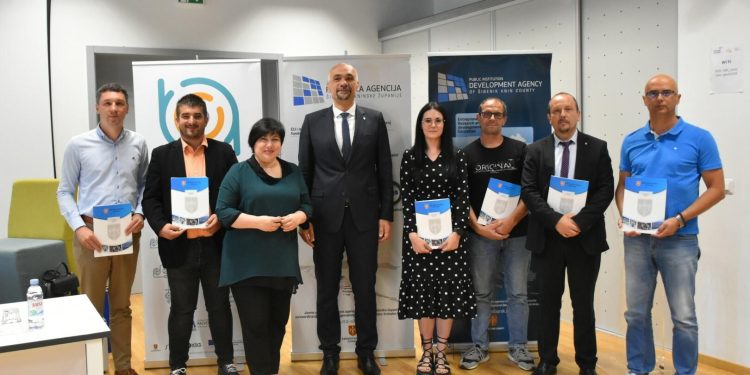 Župan Marko Jelić potpisao ugovore vrijedne više od 200 tisuća eura, sufinancirat će 16 projekata diljem županije