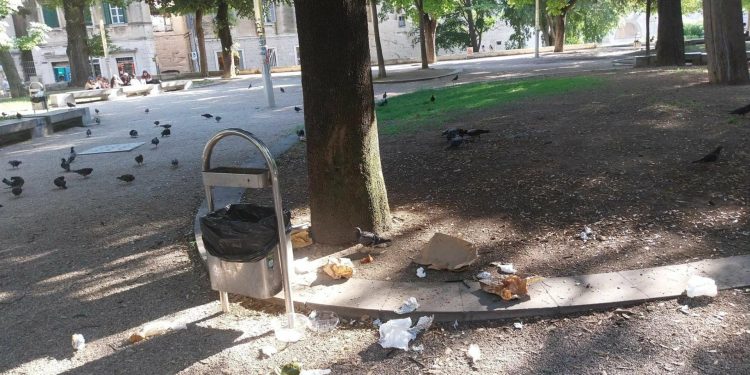 Slobodna Dalmacija – Pogledajte ove sramotne prizore u centru Splita; šef ‘Parkova’ našao je krivca: ‘Sakupljači boca, ponekad vrane…’