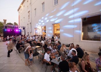 Evo novih fotografija Kavane Palace u Providurovoj palači! Postavljena je i pozornica za glazbeni program, sve je spremno za otvorenje